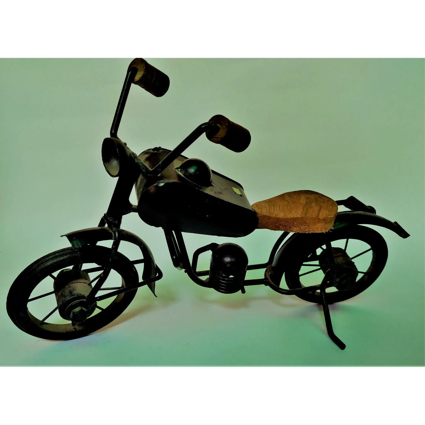 Decorative Metal Bike Showpiece for Offices, / For Creative Decoration.