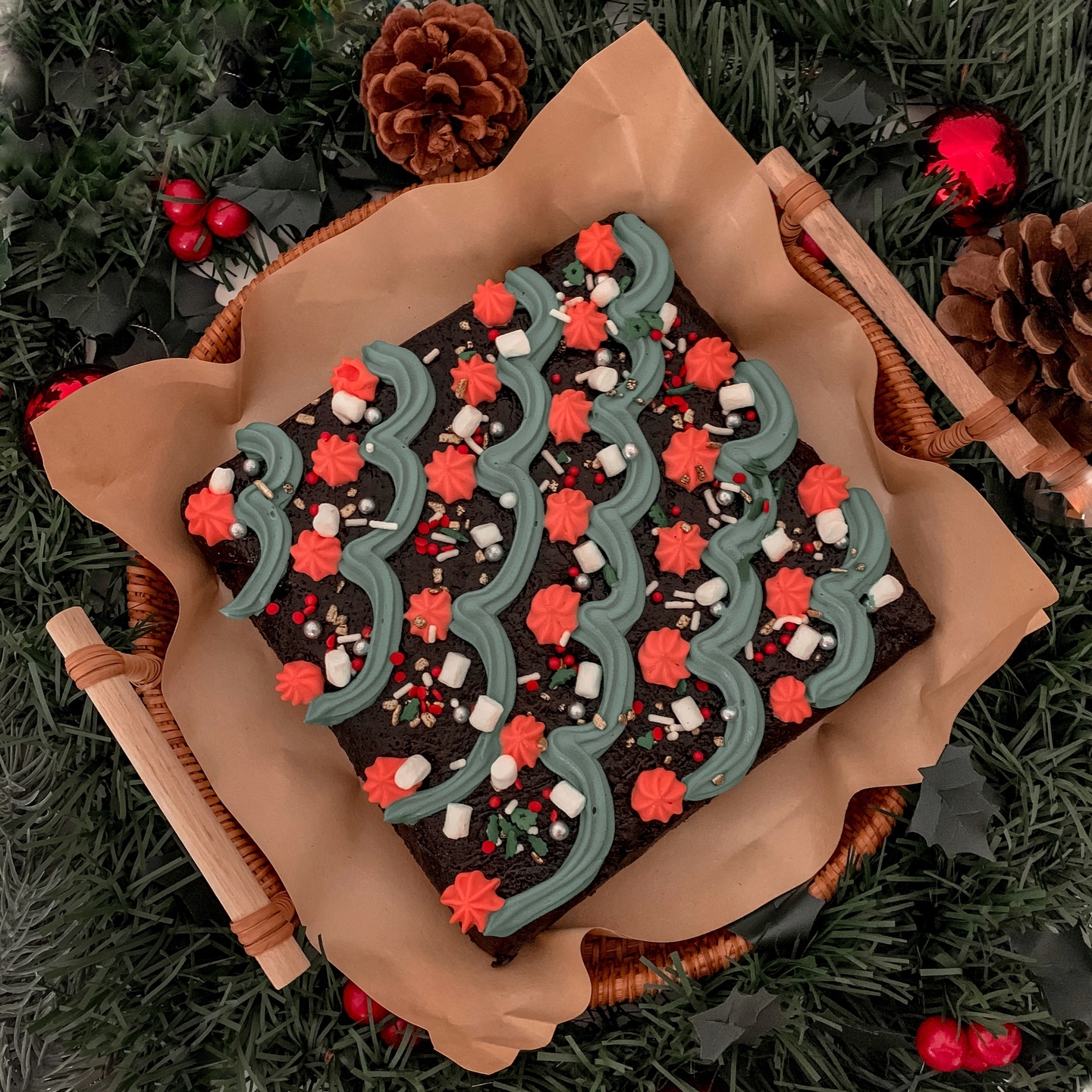 FREE DELIVERY 7 Holly Tinsel Garden Christmas Brownie Tray