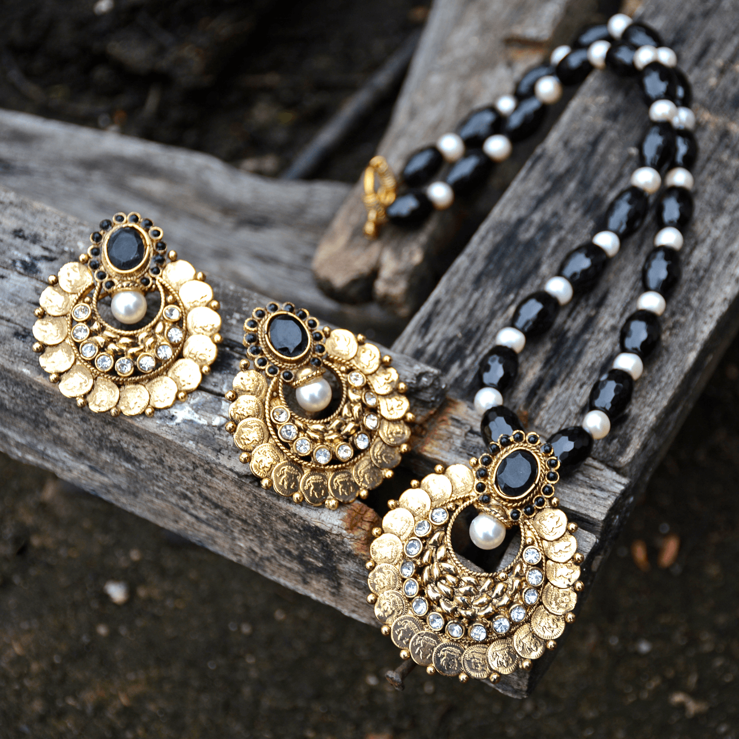 Black & White Lakshmi Kasu Gemstone Handmade Pendant Set