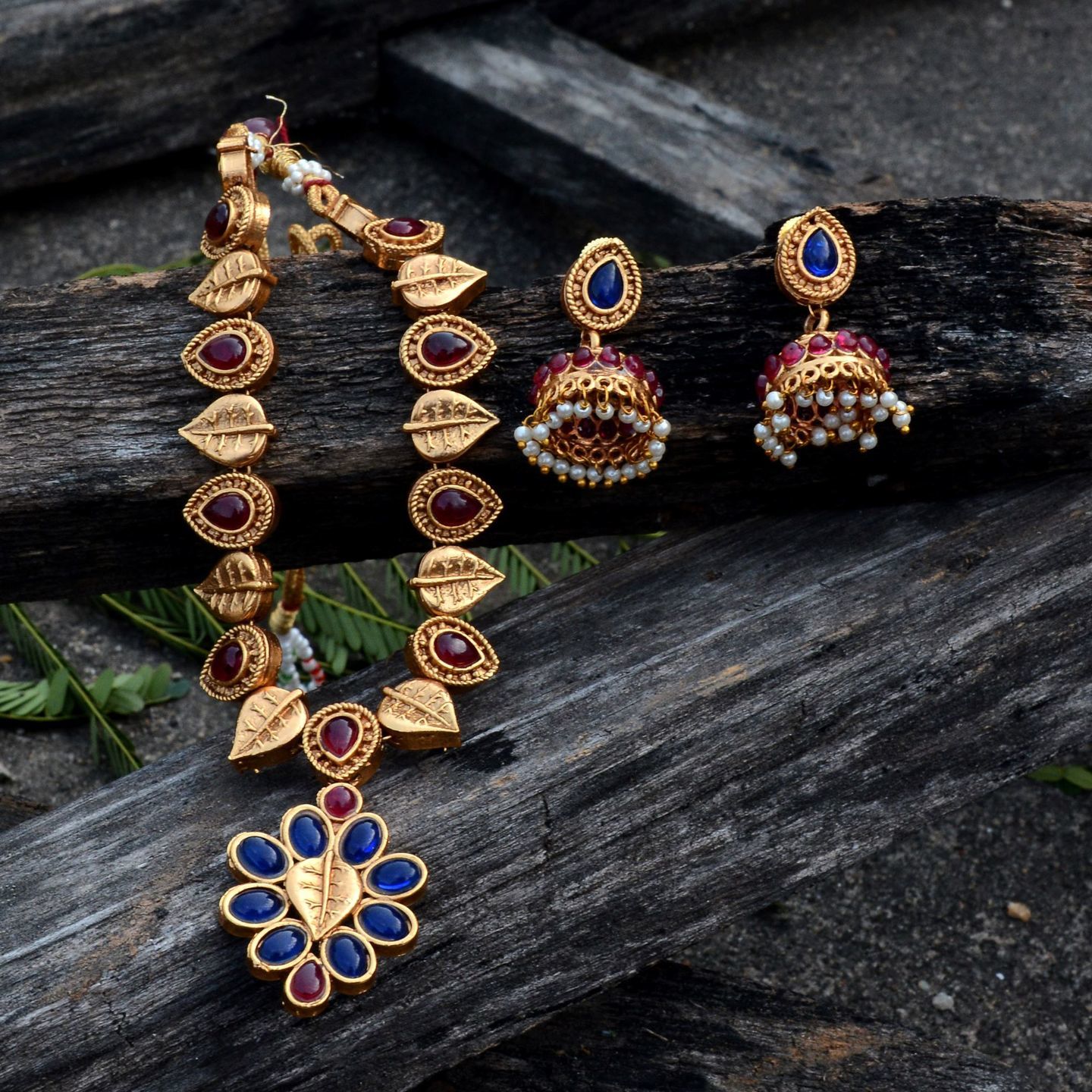 Red Leaf & Stone Designed Necklace & Floral Designed Blue Pendant Necklace Set
