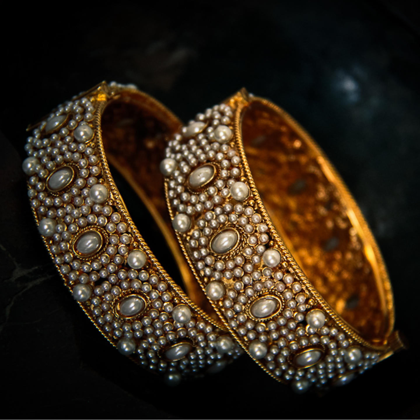 Pearl studded Round Design Bangle