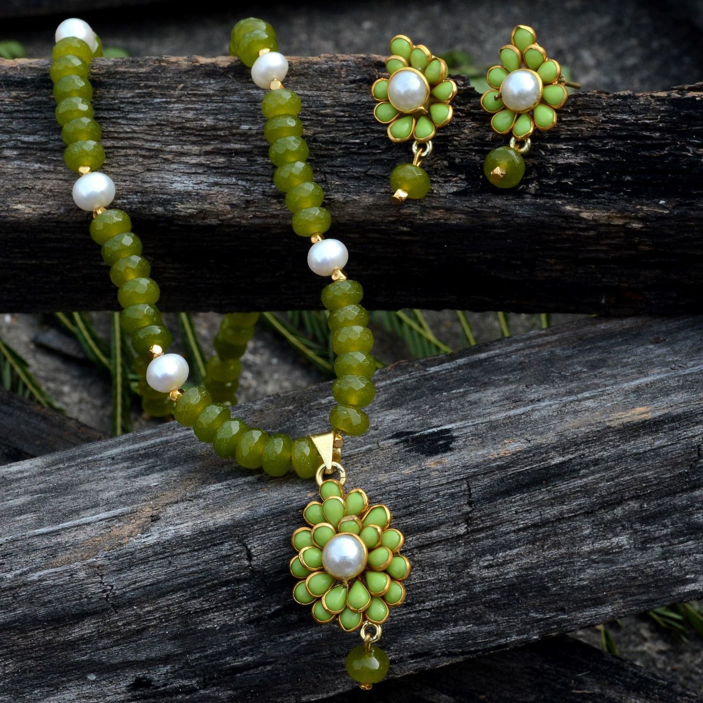 Leaf Green Pearl Pachi Handmade Necklace