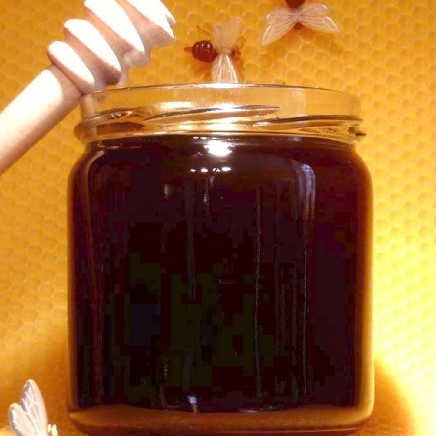 Черный мед купить. Гречишный мёд. Мед гречишный черный. Мед цветочный темный. Мед темного цвета.
