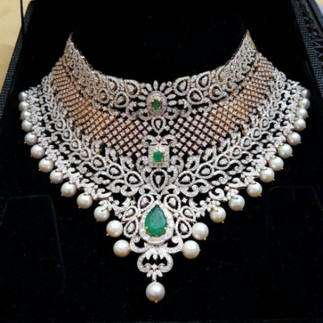 VVS VS Bridal wear Necklace with pearls , Emerald 