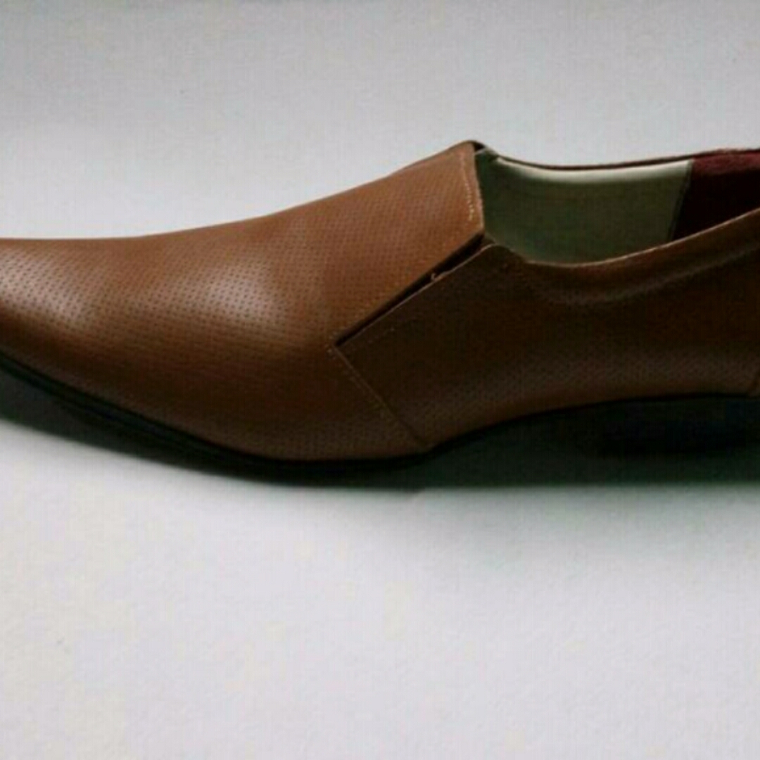 Dotted leather cut shoe