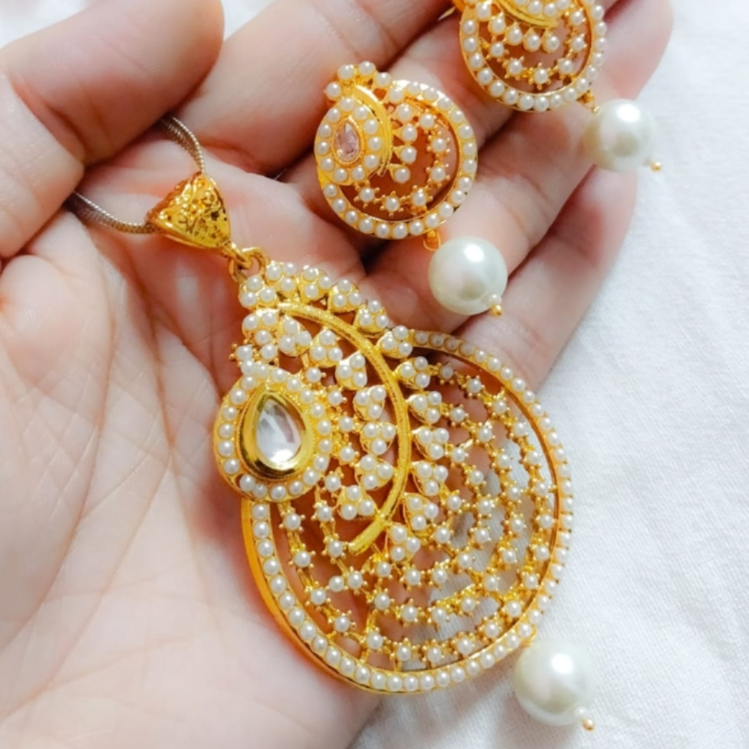 Beautiful High Quality kundan pearl pendent earrings set