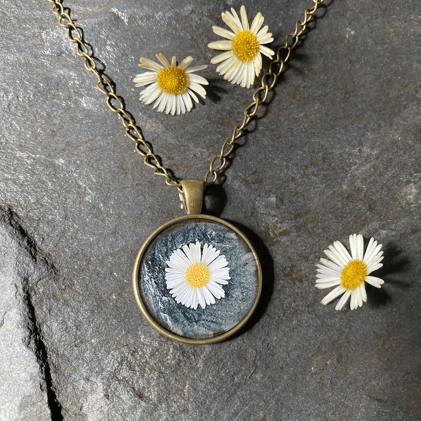 Pendant with chain - Himalayan Trails - Daisy