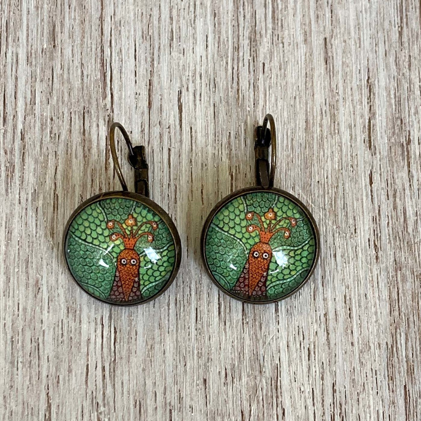 Round Lever-back 18 mm  - Gond Peacock