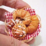Dollhouse Display-Clay Bread in 4cm Basket