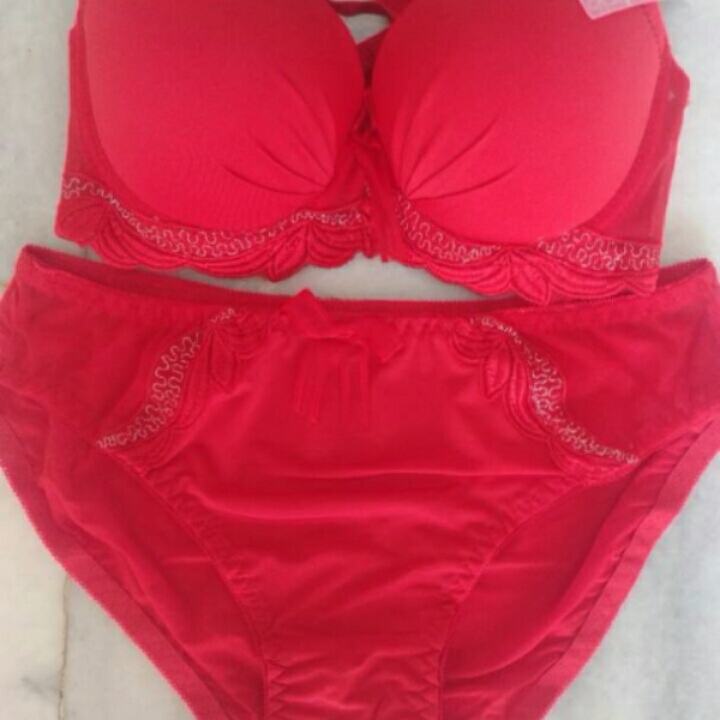 Set❤❤
Available in size 32
Imported thick push-up pads AAAA quality
