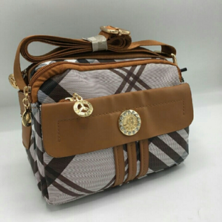 *Burberry Print*
Side Bag
_Imported & Good Quality_
_Size 6.5"*7.5"_
