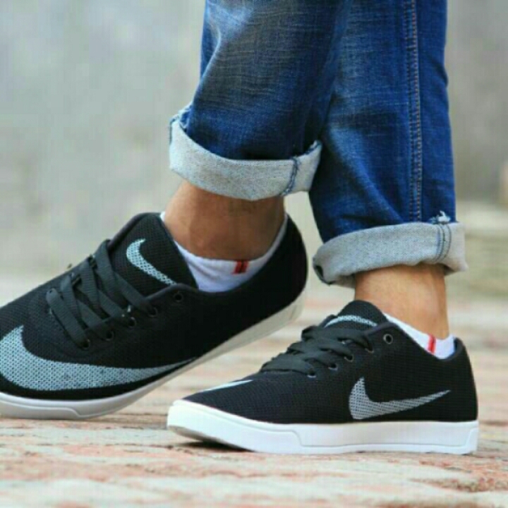 *Nike Sneakers*

Sizes available *6-10*
