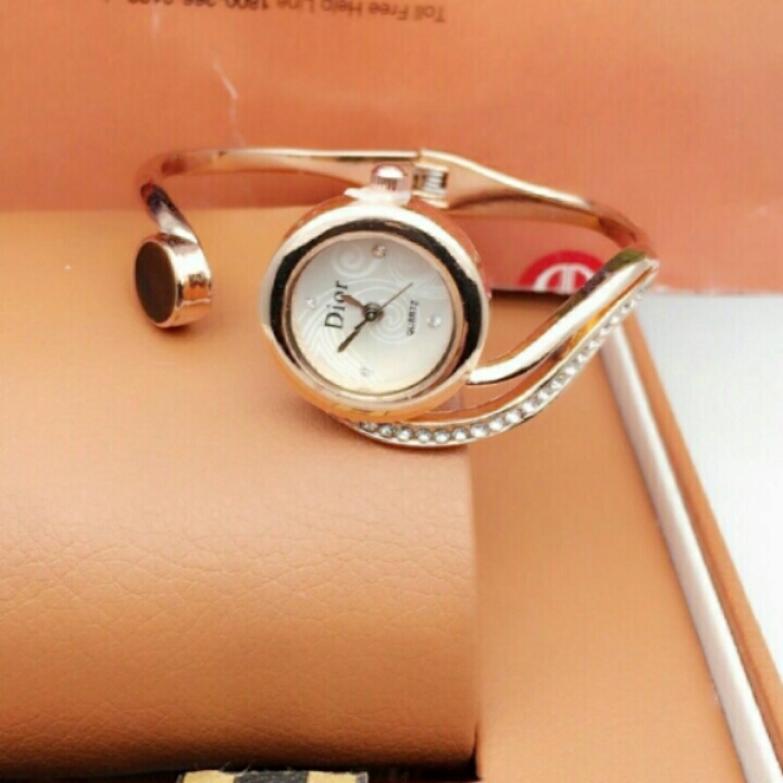 Ladies Dior kada model
Quality 2nd copy 