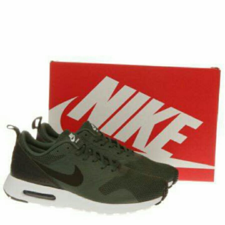 *NIKE TAVAS*
SIZES- 41X45 IN ALL COLOURS

41 - 7 UK
42 - 7.5UK
43 - 8.5 UK
44 - 9 UK
45 - 10UK

