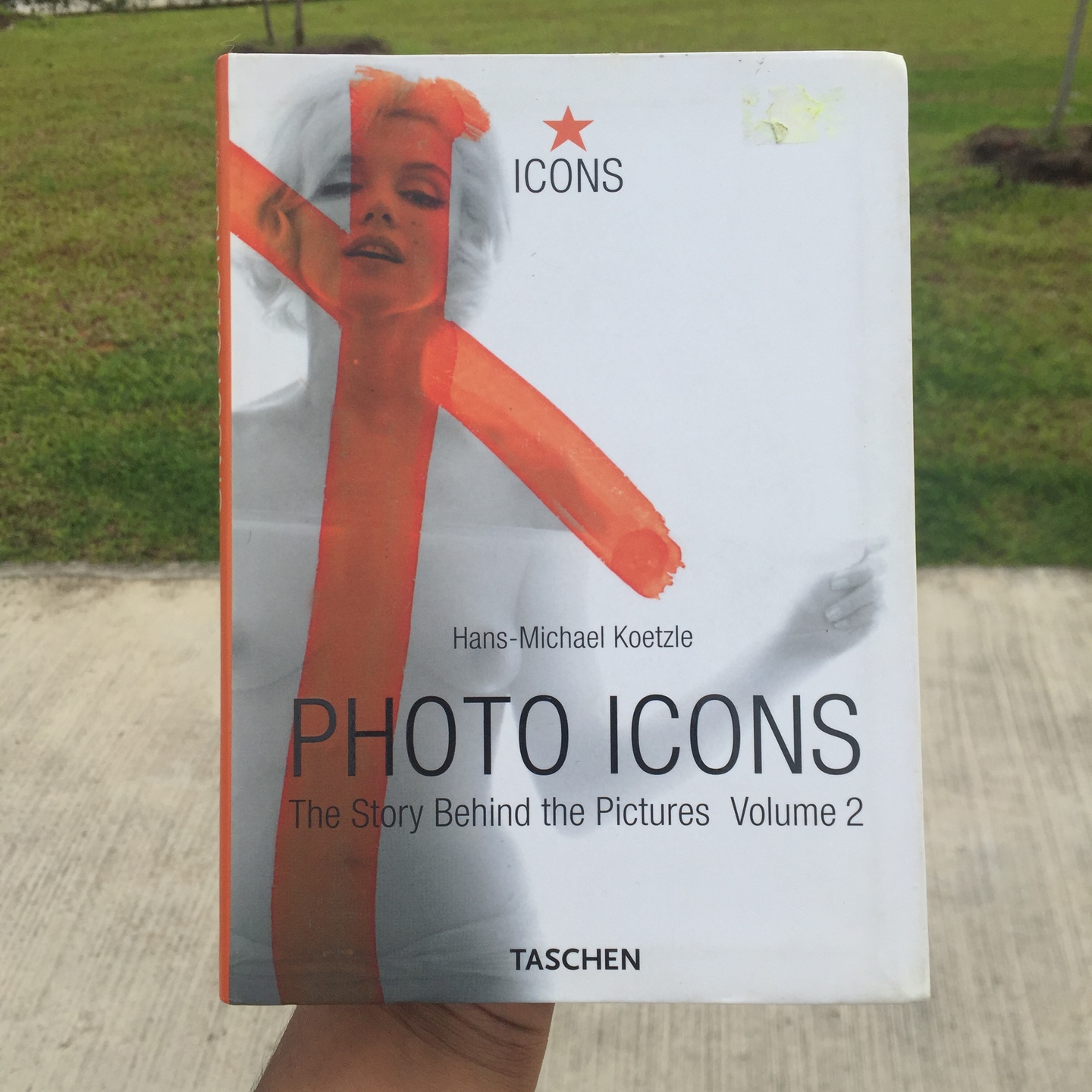 Photo Icons: The Story Behind the Pictures Vol. 2 by Hans-Michael Koetzle [Paperback]