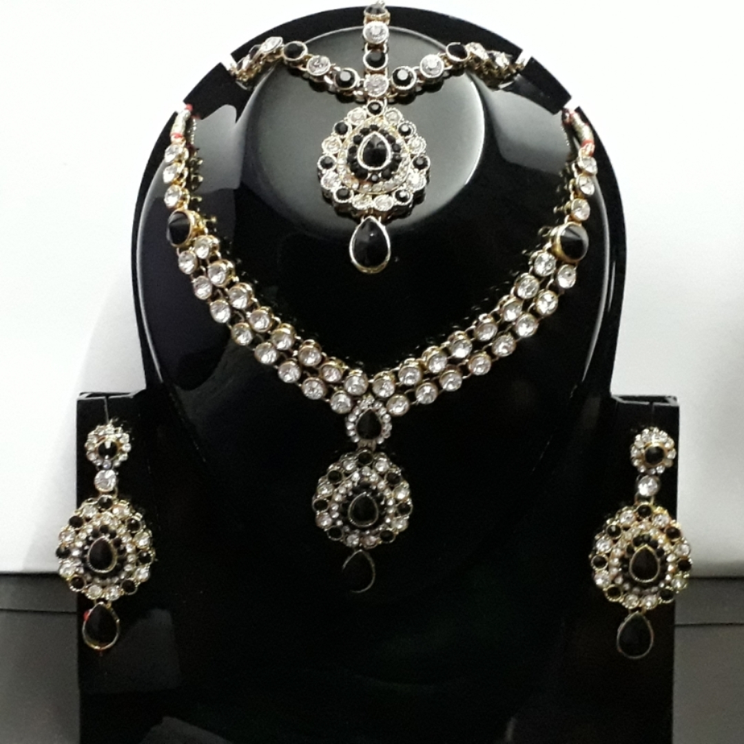 Antique Black Stone And Kundan Gold Finishing Necklace Set with Maang Tikaa