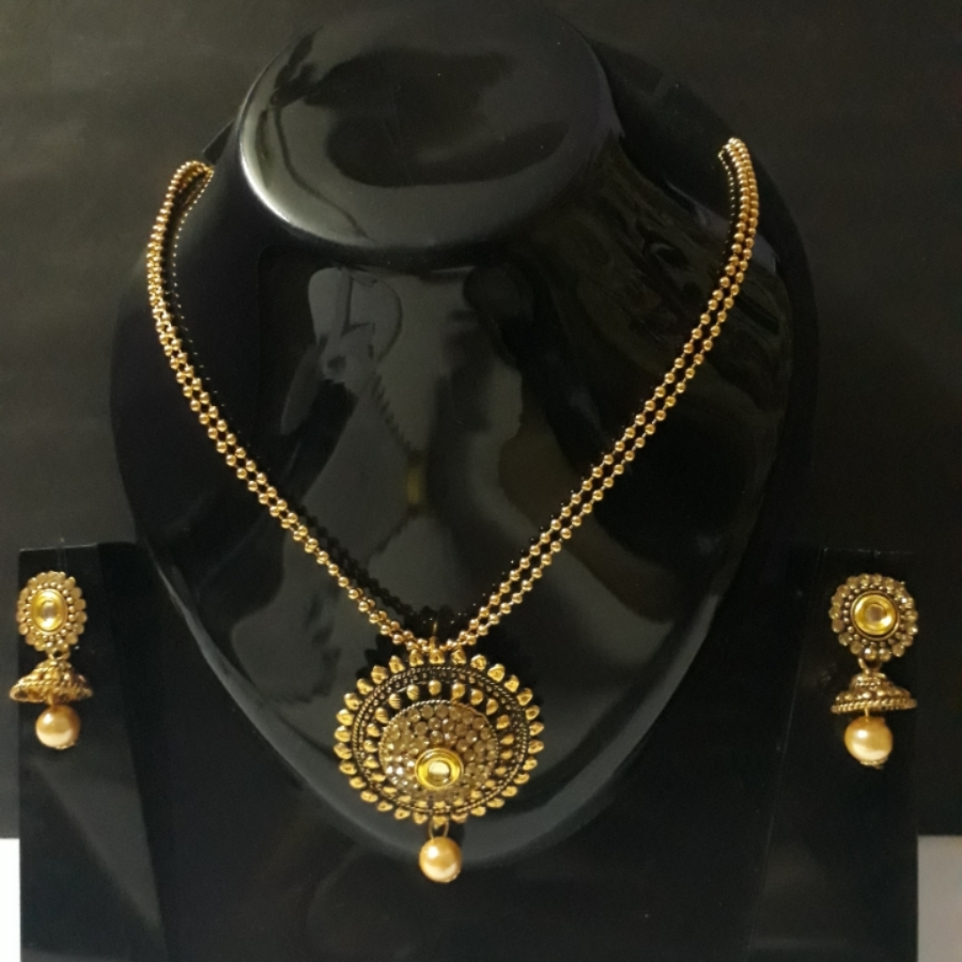 Pendant double chain necklace with jhumki earnings