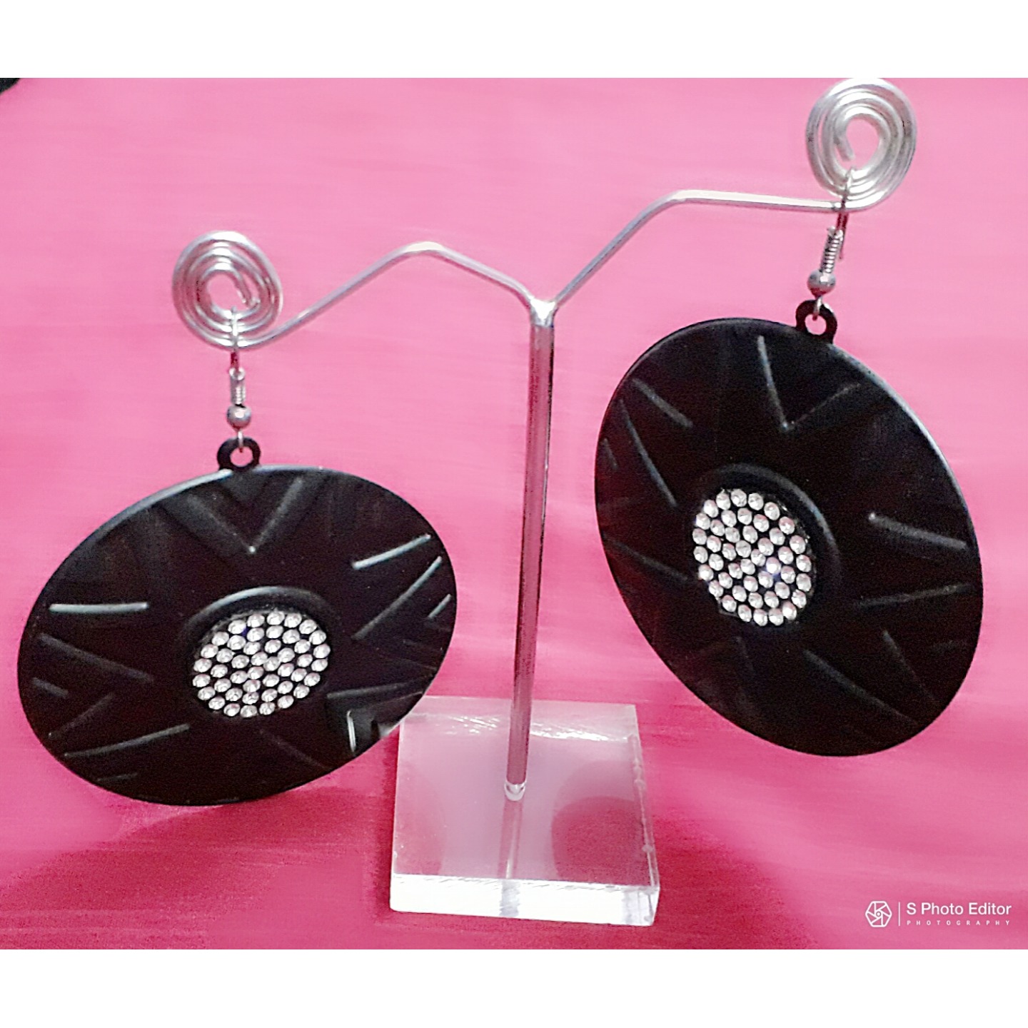 SIMPLE DESIGN BLACK SILVER STONE EARRING