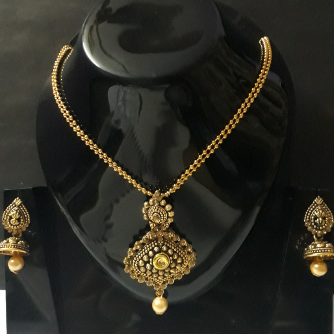 Pendant double chain necklace with jhumki earnings