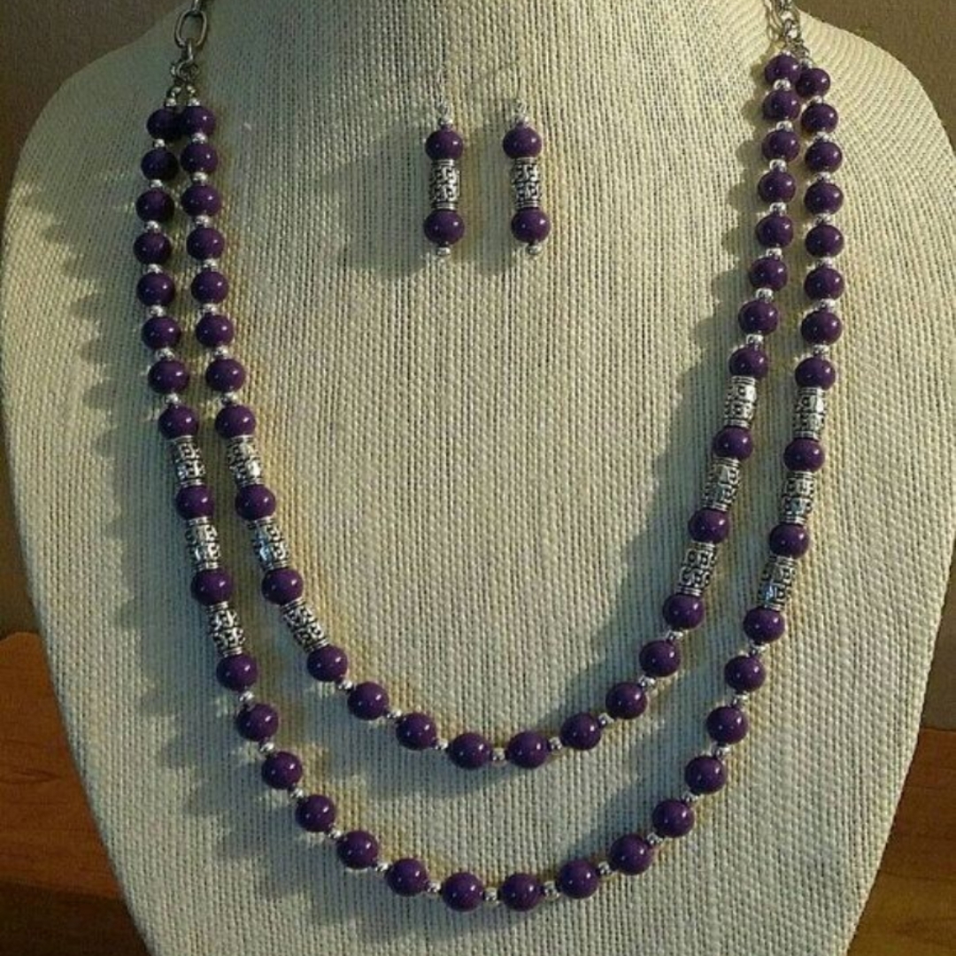 neckpiece of beads