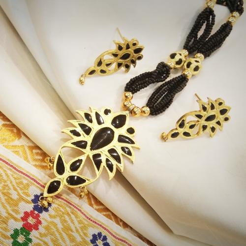 Jethi Pota in Black Stone