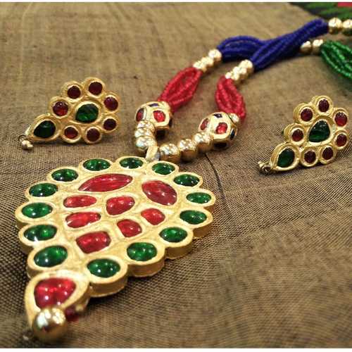 Dugdugi in Red & Green Stone