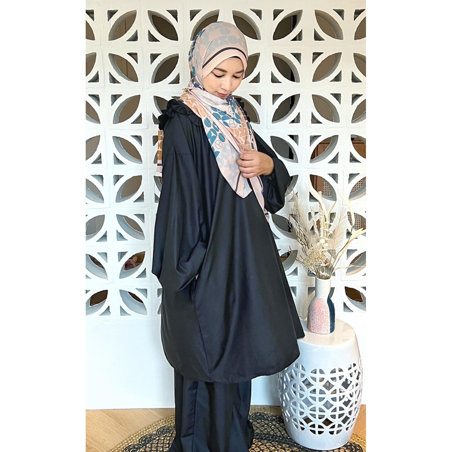 KAMELIA IN BLACK