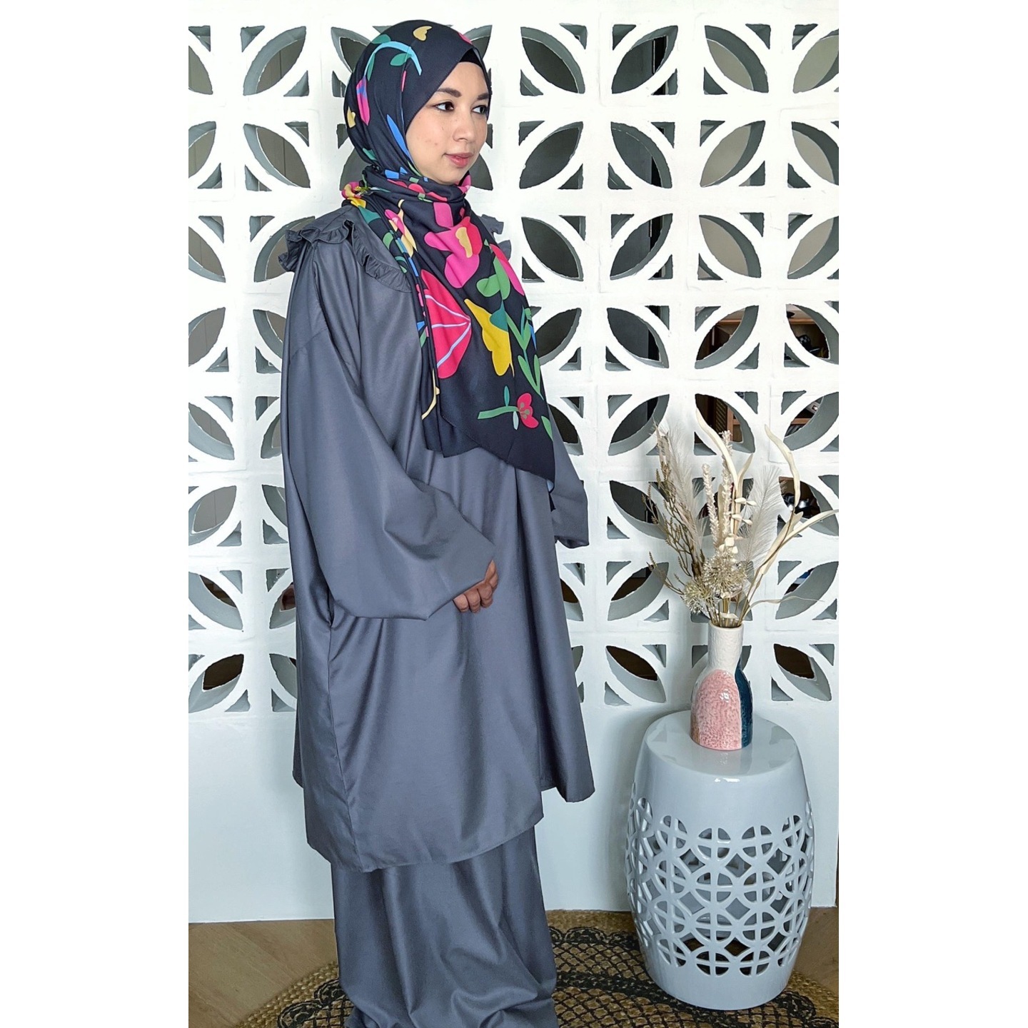 KAMELIA IN GRAY