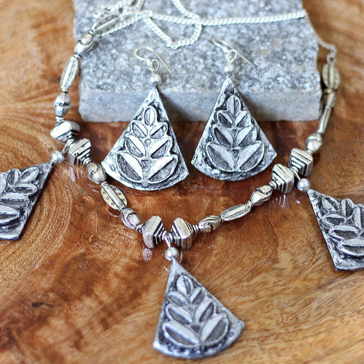 Mettallic Tribal Paper Based Jewellery Set
