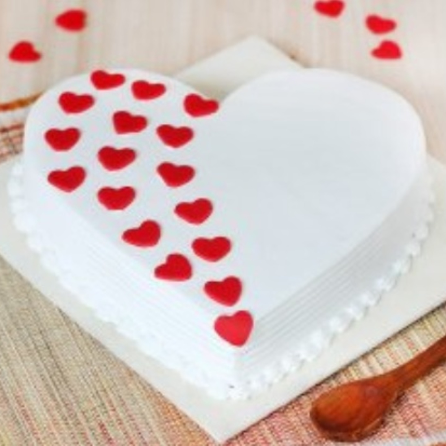 Белый тортик с сердечками