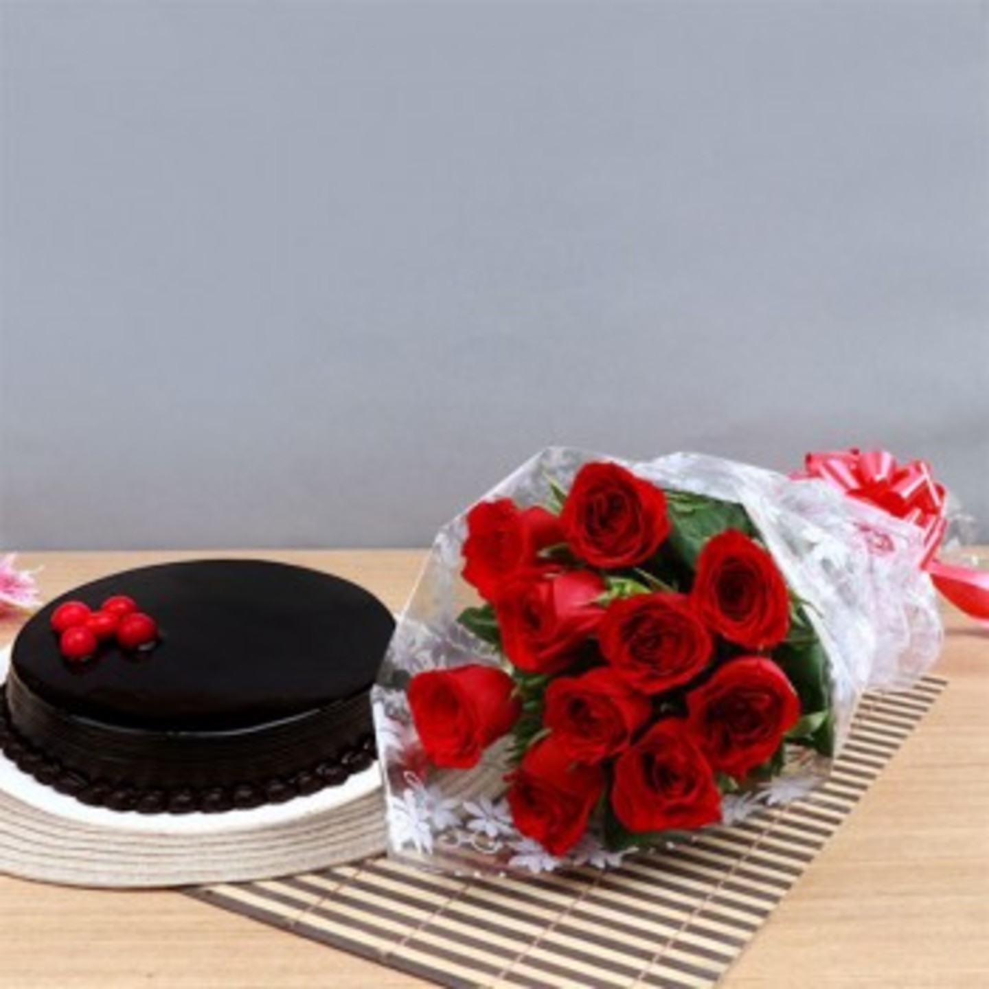 Red Roses and chocolate cake 