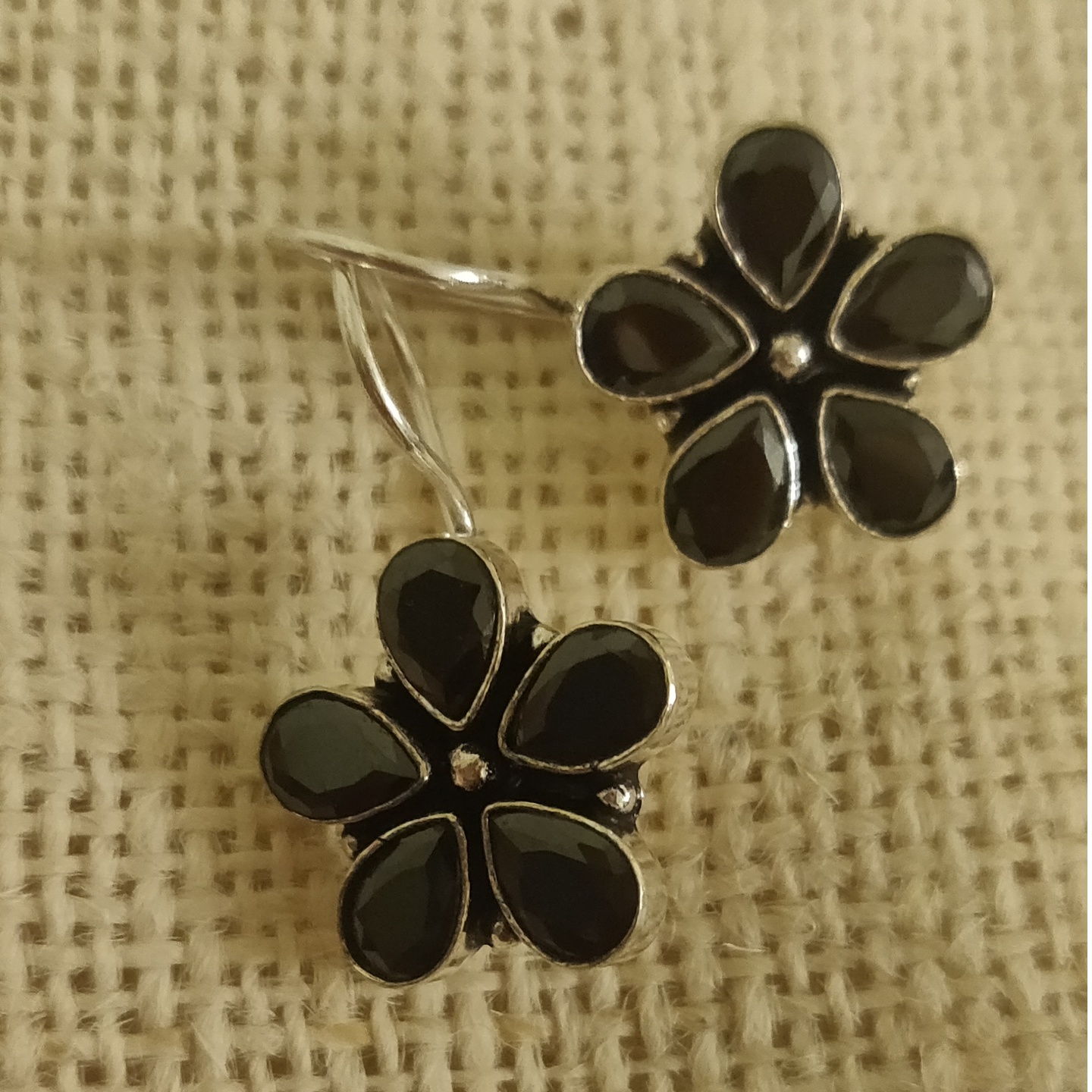 Flower Eardrops in Black