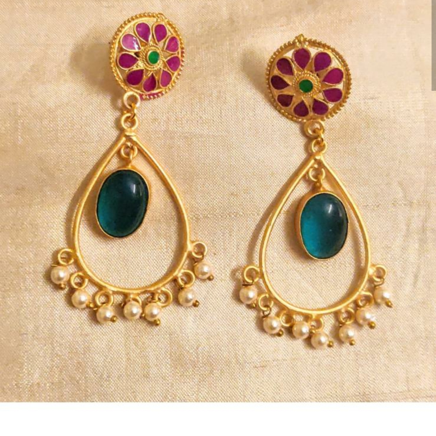 Earrings in gold tone