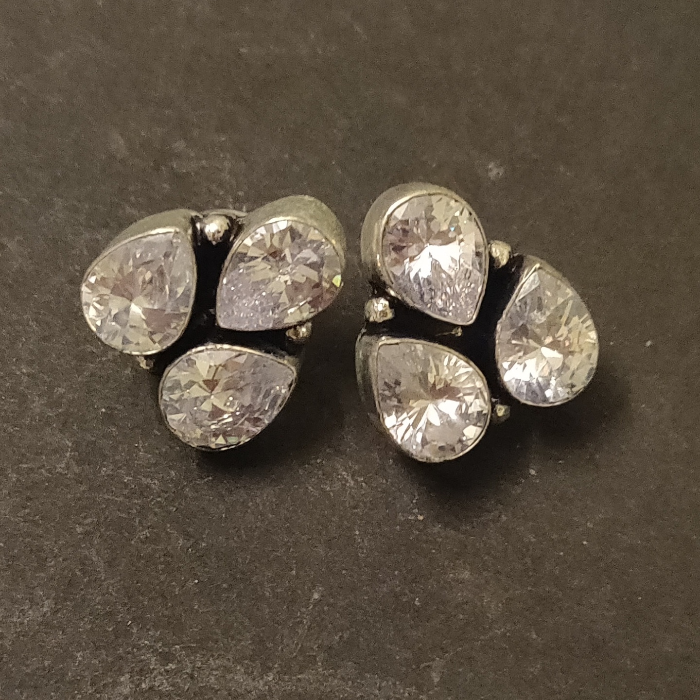Crystal White Earstuds in Silver Tone
