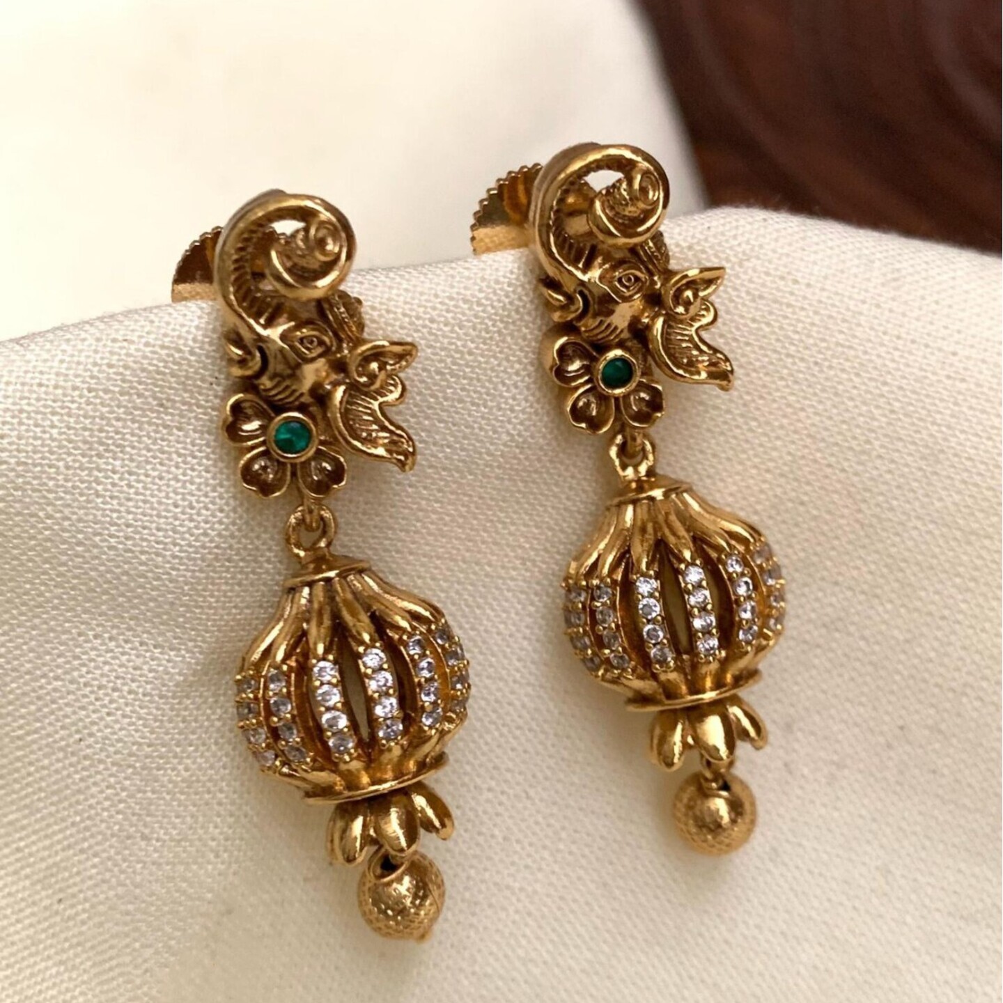 Eardrops in Gold Finish