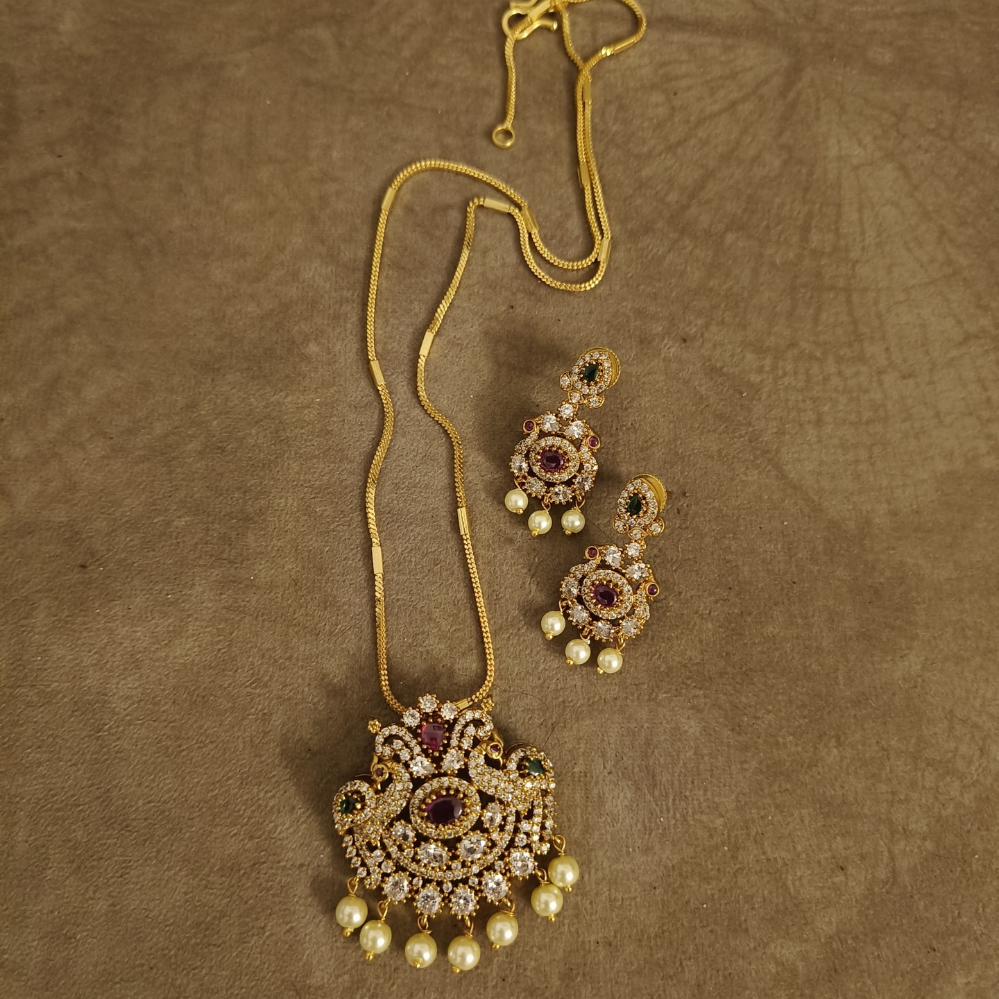 AD Pendant Set in Antique Design with Chain