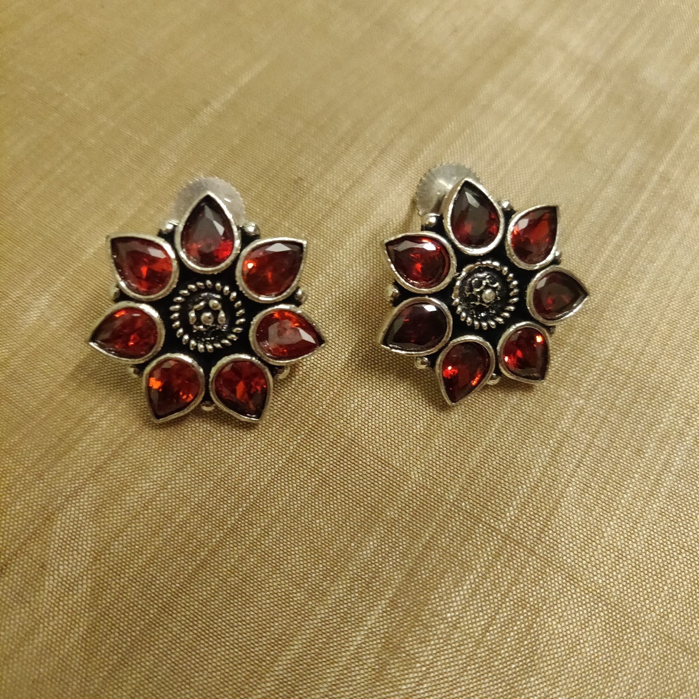 Earstuds in Silver Tone