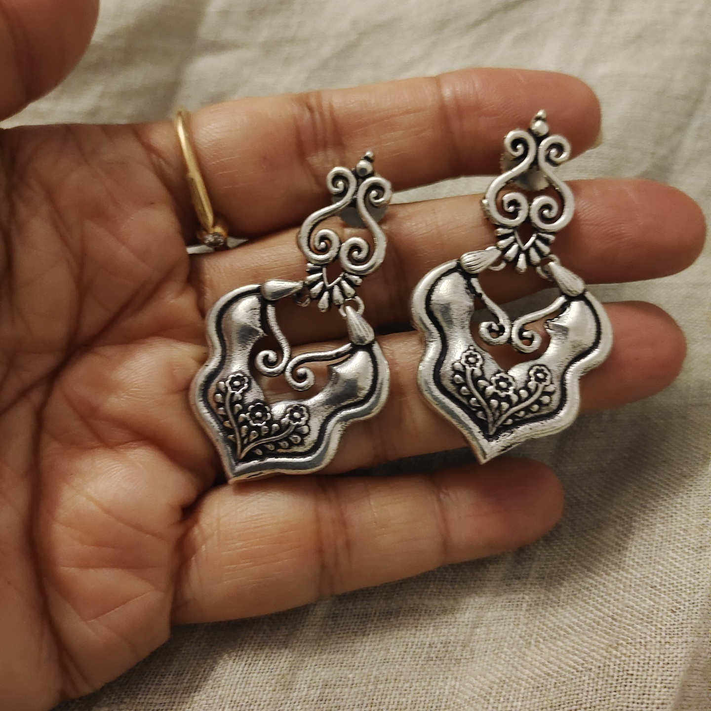 Earrings in silver Tone