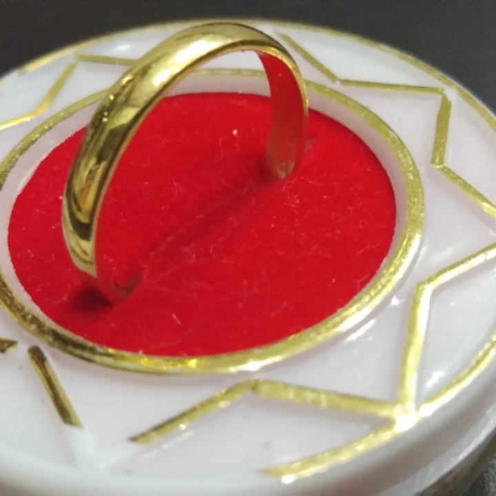 Gold circle ring