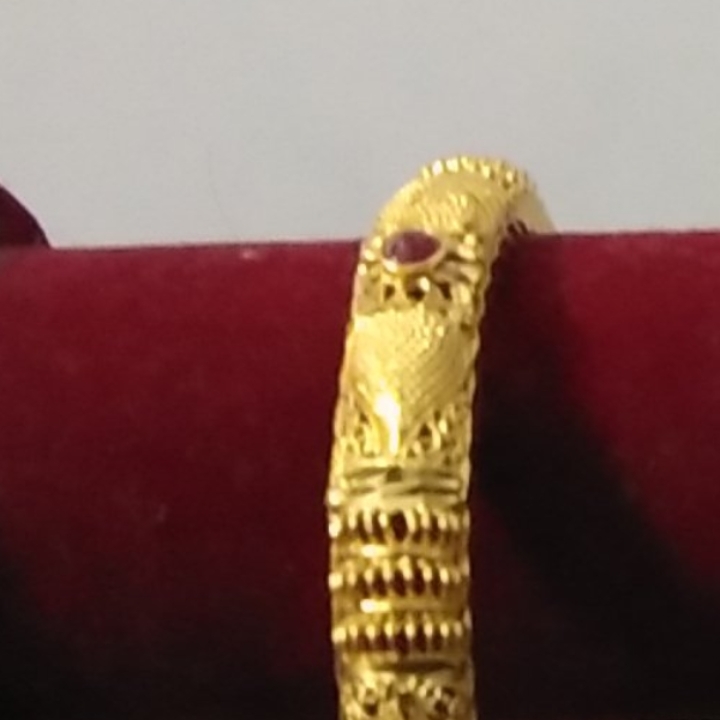 Important Artificial 2 pcs bangles.