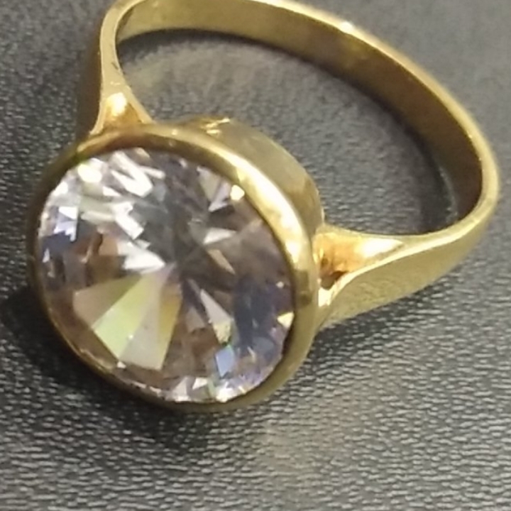 Gold diamond ring 
