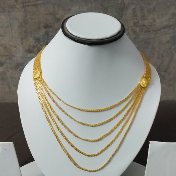 important Artificial jewellery set