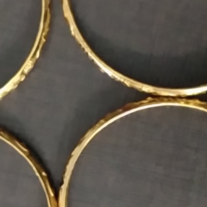 Important Artificial 4 pcs bangles.