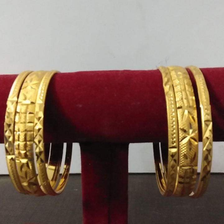 Important 8 pcs bangles