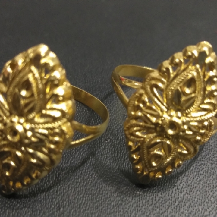 Gold ladies rings 