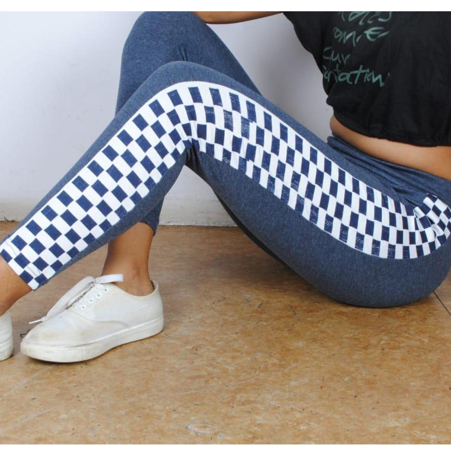 Small Chexs Print Design Leggings.. Free Size 28-32 Waist..