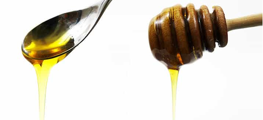 Honey-dipper-vs-spoon-drizzling-honey-side-by-side-comparison.jpg