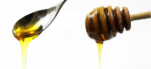 Honey-dipper-vs-spoon-drizzling-honey-side-by-side-comparison.jpg