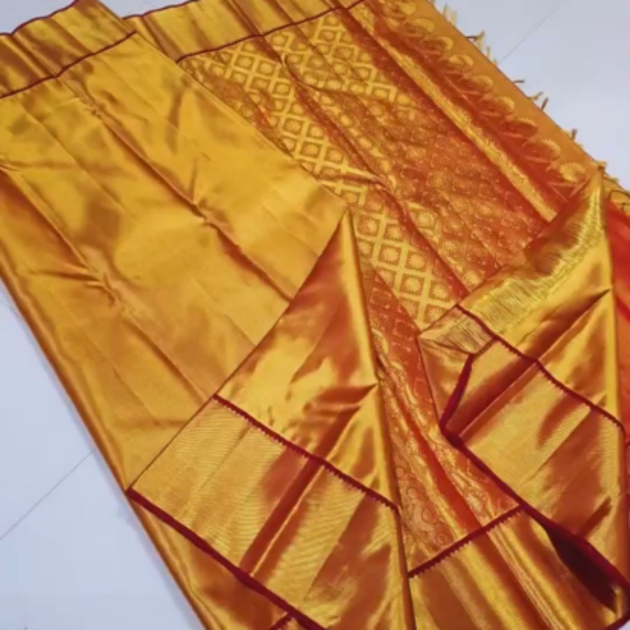 Yellow shade pure Kancheepuram silk saree 