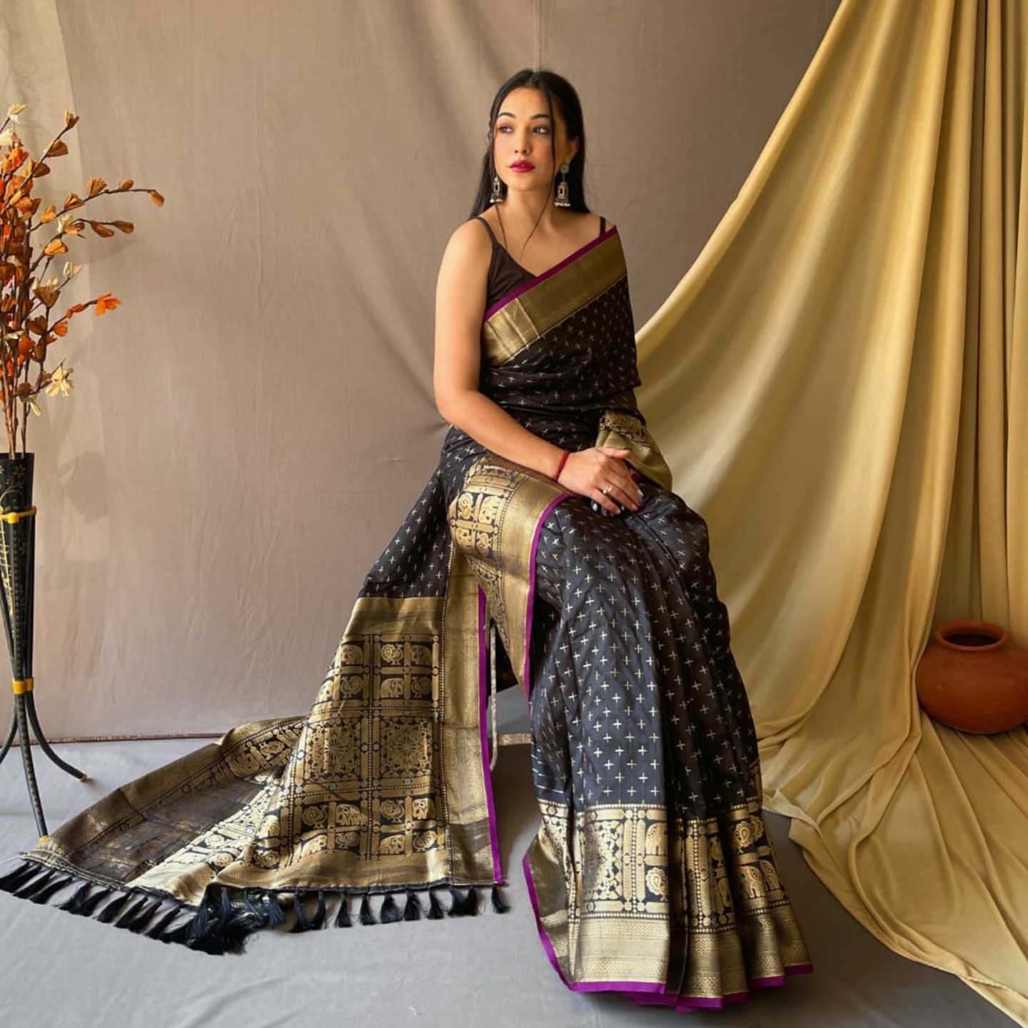 Silk saree - Black - Rich pallu - attractive gold zari weaving border.